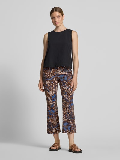 Frauenmodel trägt Schmale Hose aus Baumwoll-Mix Modell 'DONDE' von Weekend Max Mara mit Allover-Muster in Blau-Braun, Slim Fit, Ganzkörperansicht von vorne.