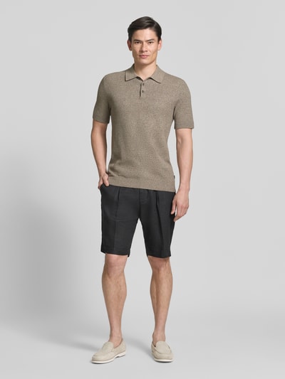 Männermodel trägt Regular Fit Poloshirt mit Strukturmuster Modell 'Riley' von Jack & Jones Premium aus Reine Baumwolle, Ganzkörperansicht von vorne.