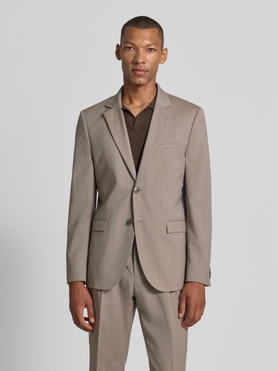 Männermodel trägt beiges Super Slim Fit Sakko aus Schurwoll-Mix Modell 'Arti253X' von HUGO, Ganzkörperansicht von vorne. Herren Sakko von HUGO