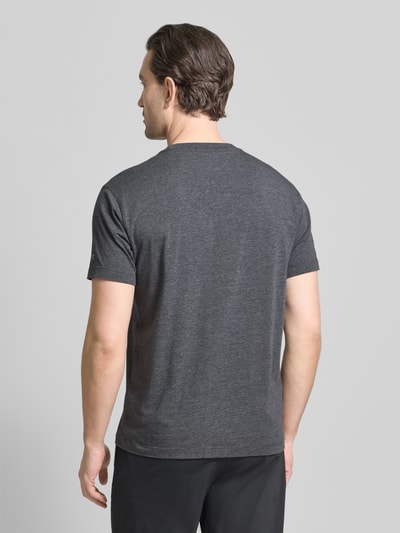 Männermodel trägt Regular Fit T-Shirt mit Rundhalsausschnitt von Fabletics in Dunkelgrau, glatte Textur, Ganzkörperansicht Rückansicht.