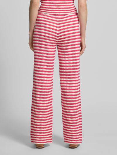 Frauenmodel trägt Wide Fit Stoffhose in Strick-Optik Modell 'Lorianna' von ICHI in Rot, Rosa und Weiß, Baumwoll-Mix, Ganzkörperansicht Rückansicht.