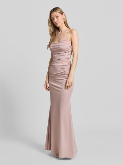 Frauenmodel trägt Slim Fit Abendkleid aus Satin von Laona in rosé, schimmernde Oberfläche, Rückenausschnitt, Schnürverschluss, Ärmelloses-Design, Rückenlänge bei Größe 36: 111 cm, Brustweite: 31 cm, Ganzkörperansicht von vorne.
