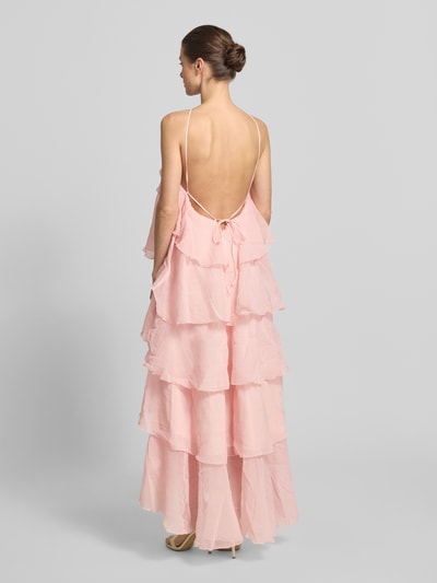 Frauenmodel trägt Maxikleid mit 3D-Rüschendetails Modell 'DELILAH' von Vero Moda, Optik: Unifarben, Regular-Fit, Maxi-Länge, 3D-Applikation, Rüschen-Blüte, Nahtreißverschluss, Trägerform: Spaghettiträger, pastellrosa, Struktur mit mehreren Lagen, fließender Stoff, Ganzkörperansicht Rückansicht.