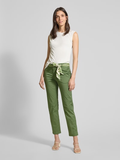 Christian Berg Woman Slim Fit Chino mit Bindegürtel Schilf 1