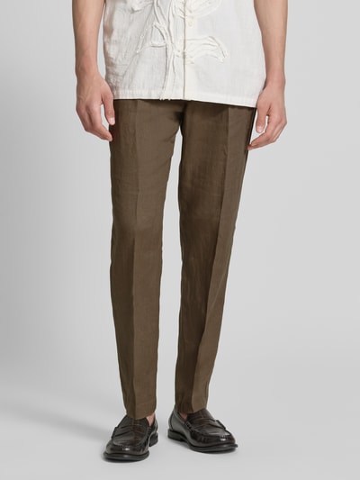 Männermodel trägt Hose mit Bügelfalten und Tunnelzug von Manuel Ritz aus Reine Baumwolle, Regular-Fit, braun, Ganzkörperansicht von vorne.