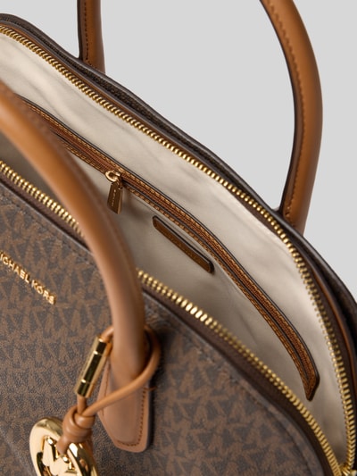 Produktfoto, Handtasche mit Logo-Muster Modell 'FREDDIE' von MICHAEL Michael Kors, braune Töne, strukturierte Oberfläche, goldfarbene Details, Reißverschluss, Label-Applikation, Tragehenkel, Innenfach, Kontext: Damen Handtasche, Maße 40x28x15 cm, Schulterriemen 102 cm.