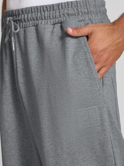 CK Calvin Klein Spodnie dresowe o rozkloszowanym kroju z kieszeniami z tyłu model ‘PREMIUM TERRY’ Średnioszary melanż 3