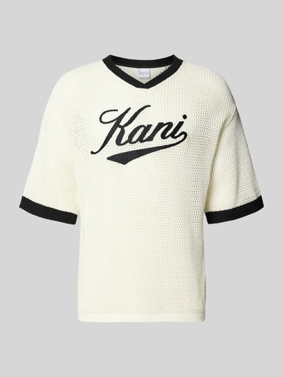 Produktfoto, T-Shirt in Häkel-Optik mit V-Ausschnitt von KARL KANI aus Baumwoll-Mix, locker geschnitten, Label-Stitching, cremefarben mit schwarzen Rändern