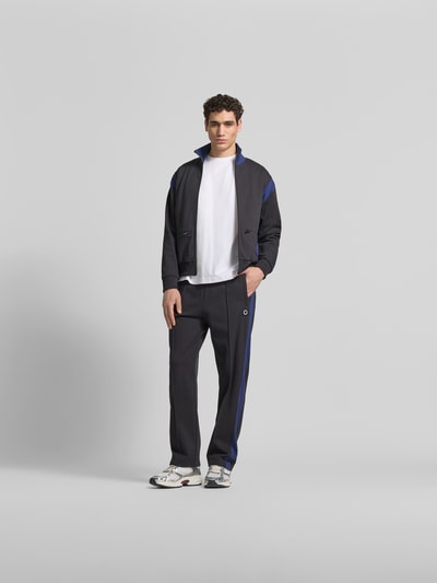 Männermodel trägt Sweatpants mit Logo-Stitching von Kenzo aus Reiner Baumwolle, Straight Fit, schwarze Farbe, Ganzkörperansicht von vorne.