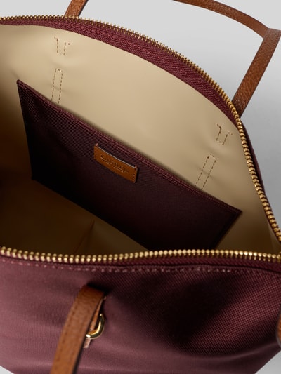Produktfoto, Tote Bag mit Label-Applikation Modell 'KEATON' von Lauren Ralph Lauren w kolorze bordowym, kremowa podszewka, kieszeń wewnętrzna, zamek błyskawiczny, szerokość 37 cm, długość 28 cm, głębokość 13 cm, długość paska 54 cm, wyraźna faktura materiału.
