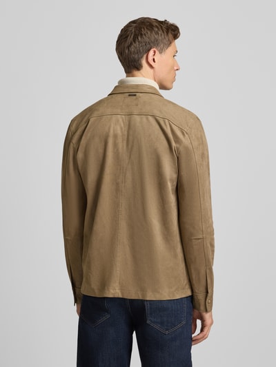 Męski model nosi Hemdjacke mit Kentkragen od Guess, mieszanka materiałów z dodatkiem streczu, krój regular fit, widok z tyłu.