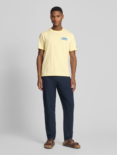 Männermodel trägt T-Shirt mit Label-Prints Modell 'PORTLAND' von MC2 Saint Barth in Gelb, Baumwolle, Regular Fit, Ganzkörperansicht von vorne.