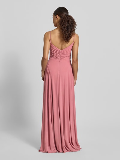 Frauenmodel trägt Abendkleid mit Drapierungen und V-Ausschnitt von Mascara, Maxikleid in Altrosa, Taillierter Schnitt, Rückenlänge 128 cm, Brustweite 32 cm, Ganzkörperansicht Rückansicht.