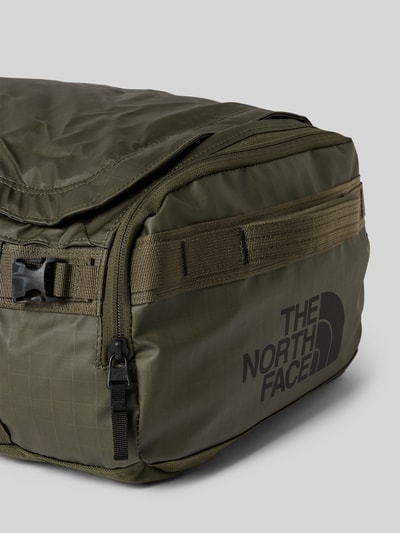 Produktfoto, Duffel Bag mit Logo-Print Modell 'Voyager' von The North Face in olivgrün, Reißverschlusstaschen, glatte Textur, rechteckige Form, Kontext: Herren Duffel Bag, Hauptfach und Innenfächer mit Reißverschluss, verstellbare Schulterriemen, Maße: 30x20x9 cm, Schulterriemen 13 cm