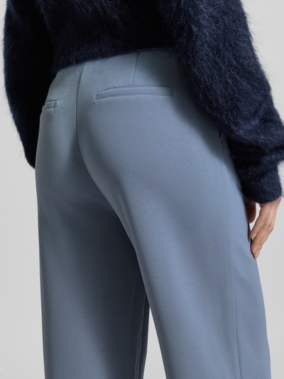 Frauenmodel trägt Hose mit weitem Bein und Gesäßtaschen von Zero, Material-Mix mit Stretch-Anteil, Nahaufnahme Rückansicht.