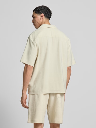 Männermodel trägt Regular Fit Freizeithemd mit Label-Stitching von REVIEW aus Baumwoll-Mix in Creme, strukturierte Oberfläche, Ganzkörperansicht Rückansicht. Rückenlänge bei Größe M: 71 cm, Schulterbreite: 54 cm, Ärmellänge: 29 cm, Reverskragen, Brusttasche.