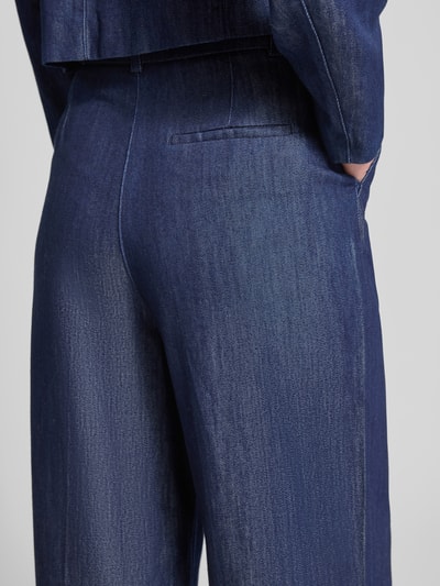 Frauenmodel trägt Wide Fit Jeans mit Lyocell-Anteil von Christian Berg Woman Selection in Dunkelblau, Baumwoll-Mix mit Gesäßtasche, Detailaufnahme Rückansicht.