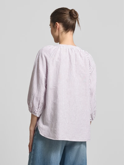 Frauenmodel trägt bluzka koszulowa Relaxed Fit Hemdbluse Leinen-Baumwoll-Mix Modell 'ALBERTA' von Selected Femme, efekt: jednolity kolor, w paski, krój relaxed fit, wzór w paski, dekolt w serek, listwa guzikowa, rękaw o dł. 3/4, raglanowe rękawy, elastyczne zakończenia rękawów, zaokrąglone wykończenie, mieszanka lnu i bawełny, widoczna wielokolorowa struktura, Ganzkörperansicht Rückansicht