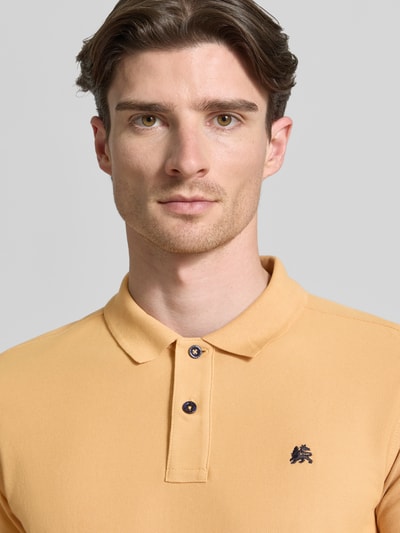 Męski model nosi Poloshirt mit Logo-Stitching Modell 'PERFORMANCE' od Lerros, bawełniany miks, krój regular fit, krótka listwa guzikowa, polokraga, logo, kolor jasnopomarańczowy, zbliżenie na górną część ciała.