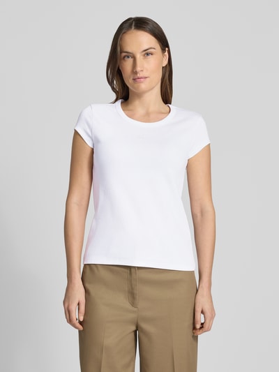 Frauenmodel trägt Slim Fit T-Shirt aus Baumwoll-Mix Modell 'C_ECUTE' von BOSS Orange in Weiß mit Rundhals, kurzarm, unifarben, Nahaufnahme Oberkörper.