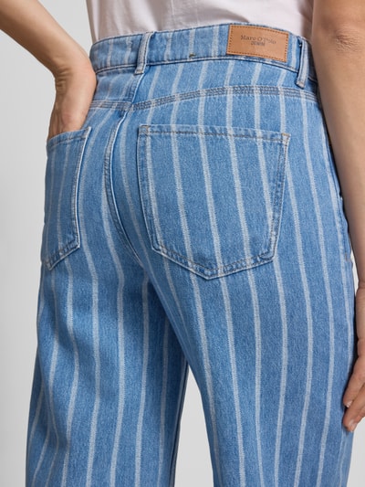 Frauenmodel trägt Wide Leg Jeans Modell 'TOMMA' - Special Drop von Marc O'Polo Denim in gestreifter Denim-Optik mit 5-Pocket-Design, reine Baumwolle, Detailaufnahme Rückansicht.