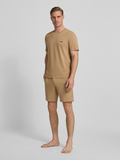 Männermodel trägt Regular Fit T-Shirt aus Baumwoll-Mix Modell 'MIX&MATCH T-SHIRT R' von BOSS, Optik: Unifarben, Ganzkörperansicht von vorne.