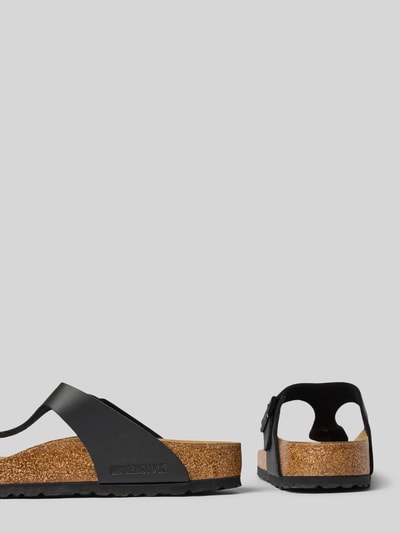 Produktfoto, zwarte instappers van Birkenstock in Leerlook met afgeronde pasvorm, Model 'Gizeh', logodetail, hakhoogte maat 40: 3 cm