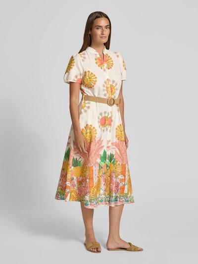 Vrouwenmodel draagt Midikleid im Allover-Look mit Gürtel van MORE, puur katoen, a-lijn, opstaande kraag, v-hals, riem, ruglengte maat 36: 113 cm, borstwijdte maat 36: 32 cm, mouwlengte maat 36: 22 cm, all-over look, Ganzkörperansicht van voren.
