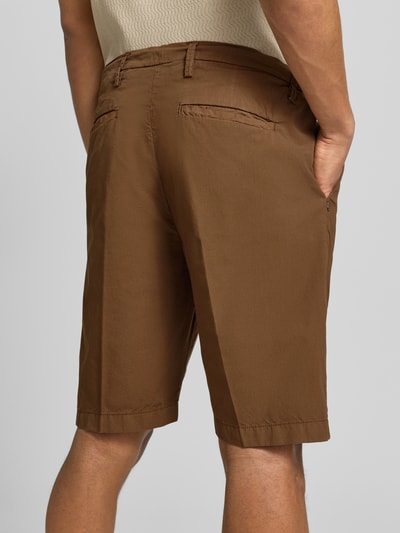 Männermodel trägt Hose mit Gesäßtaschen von MARKUP in Braun, reine Baumwolle, Regular Fit, mit Gesäßtaschen, Ganzkörperansicht Rückansicht.