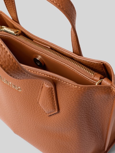 Produktfoto, torebka damska Handtasche in Leder-Optik Modell 'Fall' od VALENTINO BAGS w kolorze brązowym, faktura skóry, widoczne główne przegrody, magnetyczne zapięcie, zamykana kieszeń wewnętrzna, logo, odpinane uchwyty, szerokość 29 cm, długość 21 cm, głębokość 9 cm, pasek na ramię 31 cm.