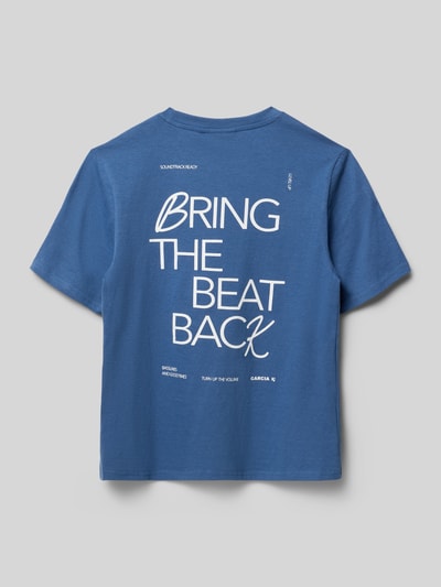 Produktfoto, Regular Fit T-Shirt mit Statement-Print von Garcia, Kinder T-Shirt aus Reine Baumwolle, Rundhalsausschnitt, Rückenlänge 57 cm bei Größe 140, blau mit großem weißen Schriftzug, glatte Struktur