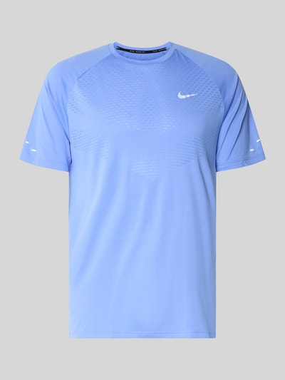 Produktfoto, Funktionsshirt mit Logo und Rundhalsausschnitt Modell 'Stride' von NIKE TRAINING in Hellblau, Regular-Fit, Rückenlänge 73 cm bei Größe M