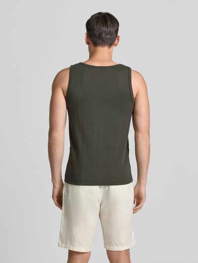 Männermodel trägt Regular Fit Tank Top aus Baumwoll-Mix Modell 'ANDRE' von SELECTED HOMME in Oliv, gestreifte Struktur, Ganzkörperansicht Rückansicht.