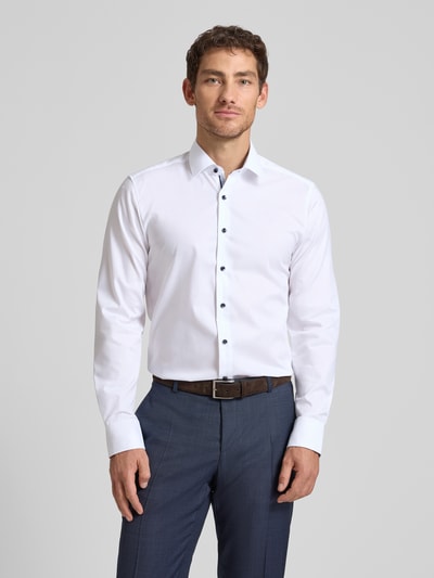 Männermodel trägt Slim Fit Business-Hemd aus Reine Baumwolle mit Kentkragen und Knopfleiste von ETERNA, Ganzkörperansicht von vorne, Rückenlänge 80 cm, Schulterbreite 45 cm, Ärmellänge 70 cm, Größe 40.