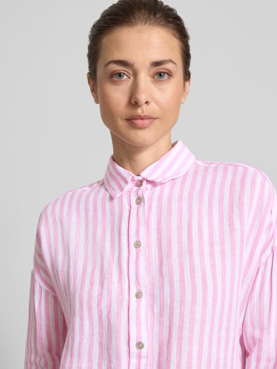 Modelka kobieca nosi Relaxed Fit Leinenbluse im Allover-Look od Christian Berg Woman, różowe i białe paski, czysta len, kołnierzyk koszulowy, krój relaxed fit, długość pleców 74 cm, długość rękawa 47 cm, widok z przodu, zbliżenie na górną część ciała.