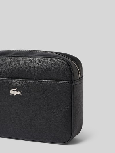 Produktfoto, Kulturbeutel mit Label-Detail von Lacoste in Schwarz mit feiner Narbung und silbernem Reißverschluss, Herren Kulturbeutel/Kosmetiktasche.