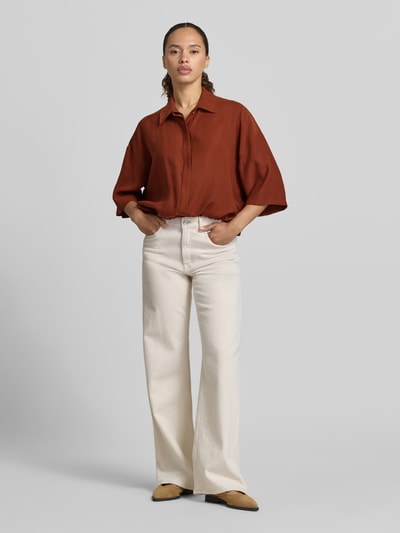 Vrouwenmodel draagt dames blouse met modalmix, loose fit, overhemdkraag, tunnelkoordzoom, model 'LAINAY' van Drykorn, ganzichaansicht van voren.