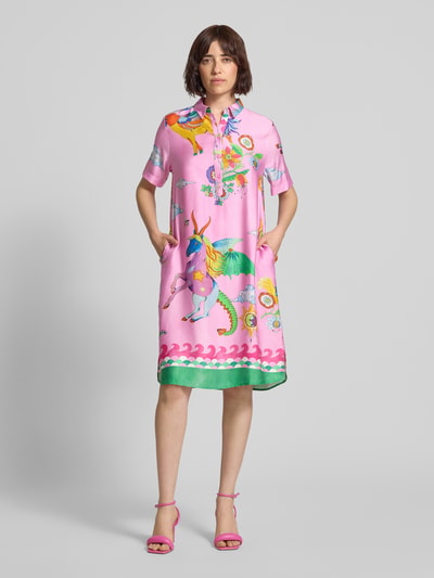 Frauenmodel trägt knielanges Hemdblusenkleid aus Viskose im Allover-Look von Milano Italy in Rosa mit bunten Mustern, gerader Schnitt, Knopfleiste, Ganzkörperansicht von vorne.