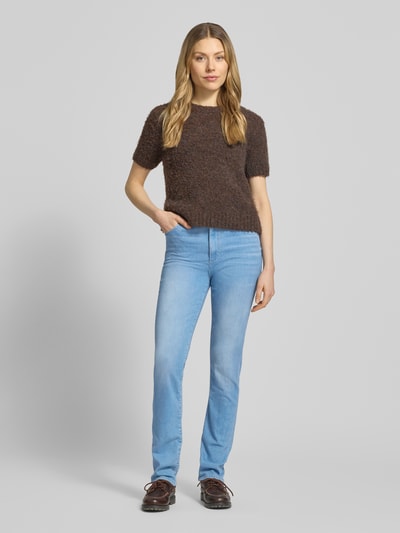 Frauenmodel trägt Slim Fit Jeans aus Baumwoll-Mix Modell 'STATE' von BOSS, helle Denim-Optik, 5-Pocket-Design, High-Waist, Ganzkörperansicht von vorne.