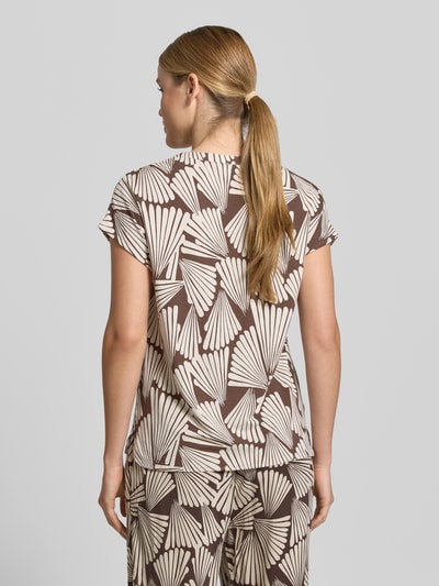 Frauenmodel trägt T-Shirt aus Viskose-Mix mit Tunikakragen von Betty Barclay im Regular-Fit und Allover-Muster, Rückenlänge 63 cm, Ganzkörperansicht Rückansicht.