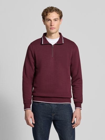 Männermodel trägt Sweatshirt mit Troyer-Kragen von Christian Berg Men in Burgunderrot, Baumwoll-Mix, Slim Fit, Ganzkörperansicht von vorne.