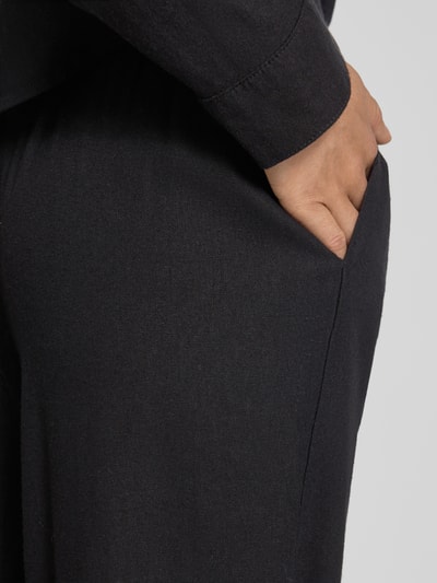 Frauenmodel trägt Weite Hose aus Viskose-Leinen-Mix Modell 'GOA' von Only, Optik: Unifarben, seitliche Eingrifftaschen, Detailaufnahme.