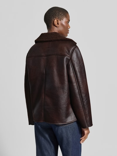 Vrouwenmodel draagt Regular fit Webpelzjacke mit leerlook van Jake*s Casual, donkerbruin, lichte structuur, Ganzkörperansicht Rückansicht.