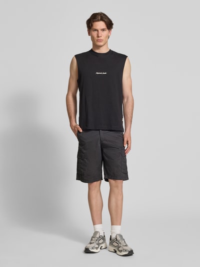 Männermodel trägt Shorts mit Cargotaschen Modell 'COLE MATTY' von Jack & Jones, Reine Baumwolle, Regular-Fit, Ganzkörperansicht von vorne.