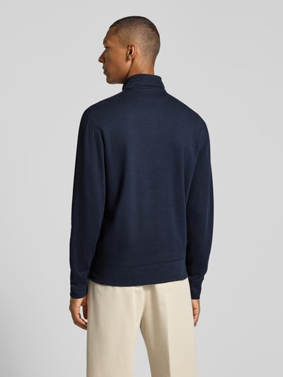 Männermodel trägt Regular Fit Sweatshirt aus Baumwoll-Mix von Polo Ralph Lauren in Dunkelblau, glatte Oberfläche, Ganzkörperansicht Rückansicht.