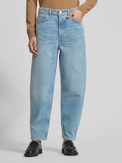 Frauenmodel trägt Wide Fit Jeans aus bawełnianego miksu Model 'LARA' od Marc O'Polo, efekt: jednolity kolor, 5 kieszeni, wysoki stan, denim, długość cropped, naszywka z logo, elastyczny pas, zapięcie na guzik i kryty zamek, widok całej sylwetki z przodu.