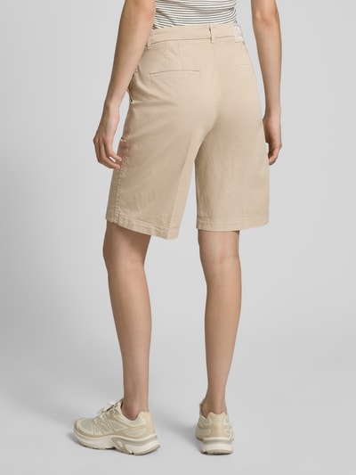 Frauenmodel trägt Regular Fit Bermudas aus Baumwoll-Mix Modell 'STELLA' von Cambio, Optik: Unifarben, Label-Patch, Gürtelschlaufen, Ganzkörperansicht Rückansicht.