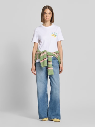 Frauenmodel trägt Regular Fit T-Shirt aus reiner Baumwolle Modell 'BRIANNA' von Pieces, Optik: Unifarben, Motiv-Print, Ganzkörperansicht von vorne.