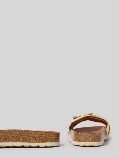 Produktfoto, buty wsuwane z ozdobną sprzączką model 'Reiko' od Verbenas, zaokrąglony krój, profilowana podeszwa, otwarta pięta, wysokość obcasa 3 cm, brąz i złoto, powierzchnia korkowa, tekstura skóry