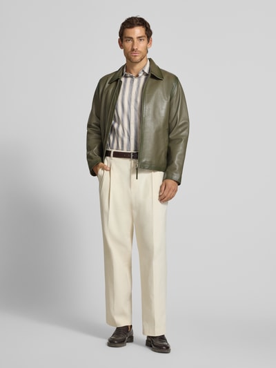 Männermodel trägt Regular Fit Freizeithemd aus Baumwoll-Lyocell-Mix von Marc O'Polo, dezente Streifen, helle Farben, Ganzkörperansicht von vorne. Herren Freizeithemd von Marc O'Polo